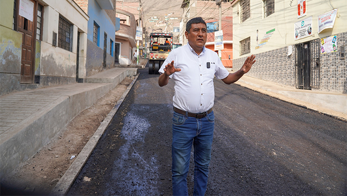 trabajos de colocación de la carpeta asfáltica de la pista de la Av. Las Mercedes