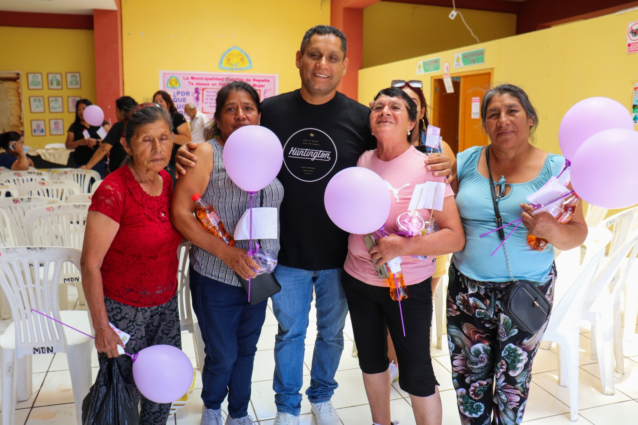 El alcalde de Nepeña junto a las trabajadoras municipales