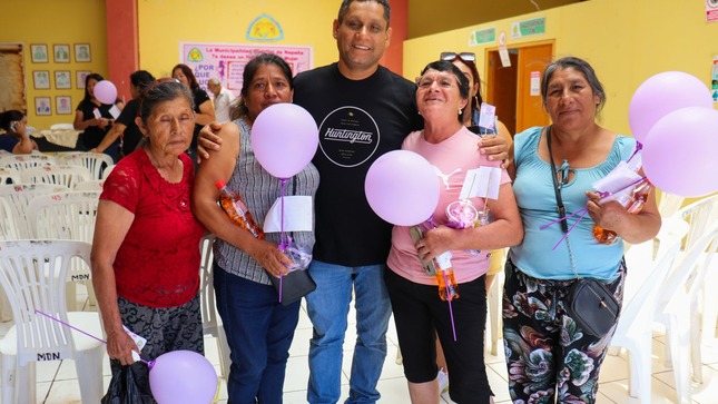 El alcalde de Nepeña junto a las trabajadoras municipales 