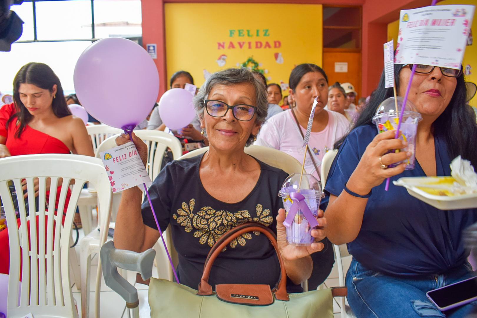 Trabajadora municipal contenta por su presente