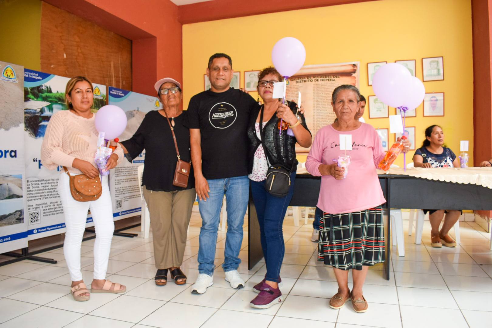 El alcalde de Nepeña junto a las trabajadoras municipales