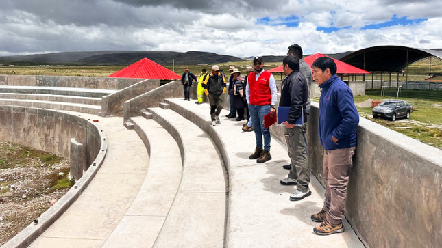 Cusco.- La Contraloría General de la República alertó deficiencias técnicas en la construcción de un anfiteatro en la comunidad de Totora Alta, del distrito de Coporaque, provincia de Espinar, situación que podría originar el colapso de estructuras de concreto de la obra que se ejecuta con una inversión de S/ 1 779 297, a cargo de la Municipalidad Distrital de Coporaque por administración directa.