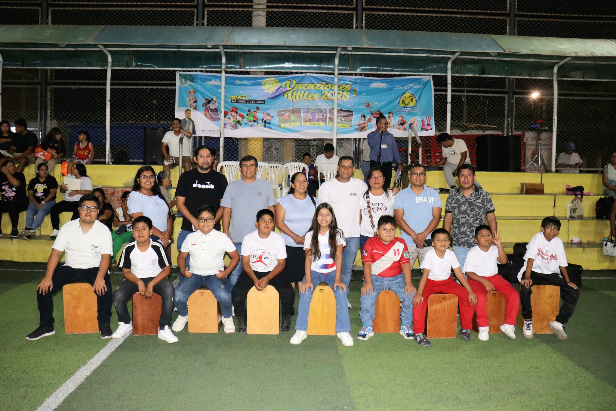 Autoridades y niños participantes