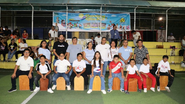 Autoridades y niños participantes 