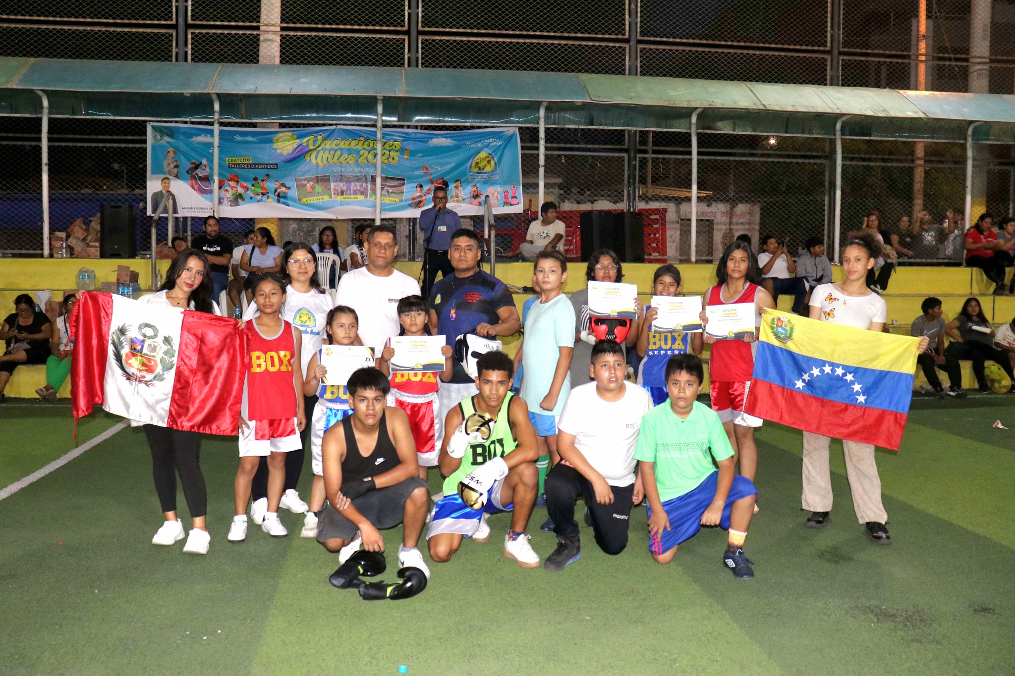 Autoridades y niños participantes