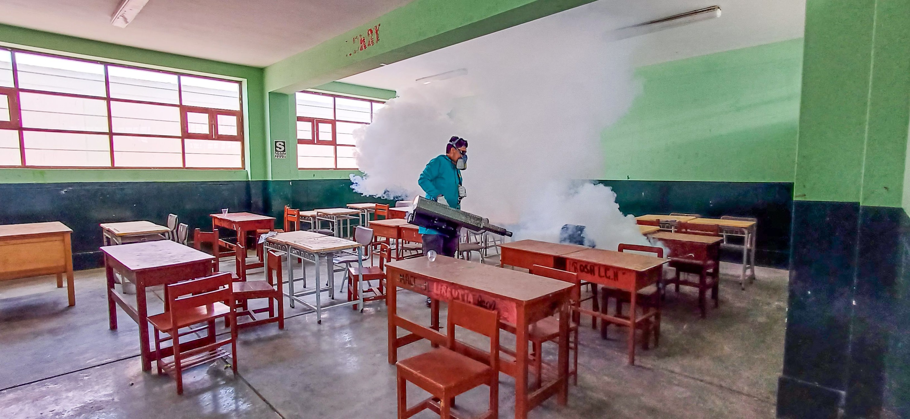 Fumigación del salón de clases de la I.E. Marcos Evaristo Villacré de Nepeña