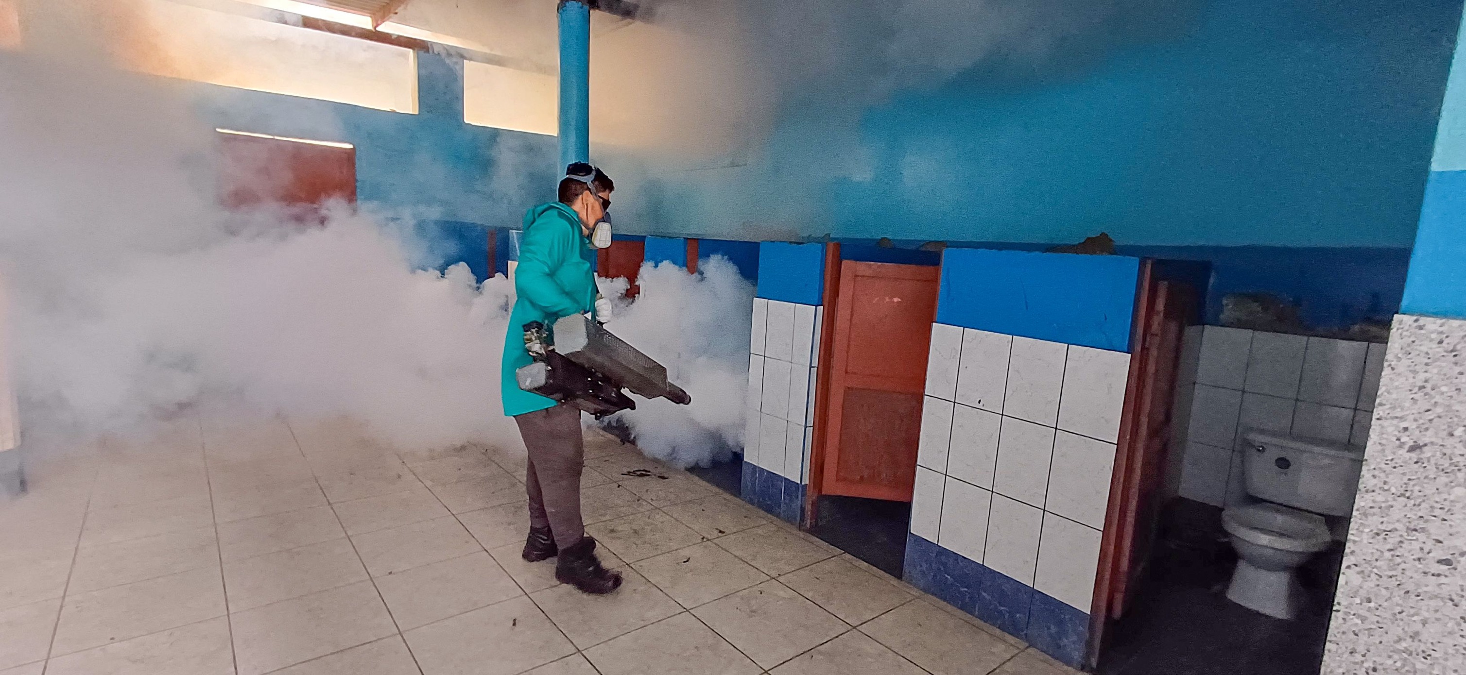Fumigación de los servicios higiénicos de la I.E. N°89501 Manuel E. Rojo Castillo