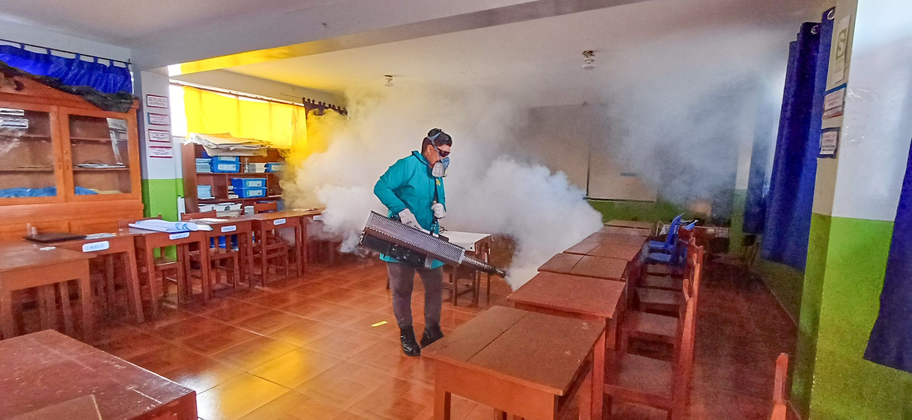 Fumigación del salón de clases de la I.E.I. N°1632 Huacatambo