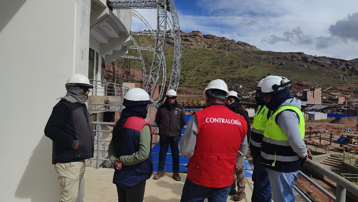 Puno.– La Contraloría General de la República identificó retrasos en la construcción del coliseo cubierto de Salcedo-Puno, un proyecto diseñado para fomentar el deporte y la cultura en la región. A pesar que la obra, inicialmente debió concluir en 2019; a la fecha solo registra un avance físico del 54 %. Esta situación pone en riesgo la culminación del proyecto y retrasa el beneficio esperado para la población.