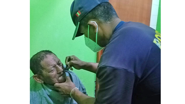 Policías municipales dignifican la vida de indigentes en Huarmey