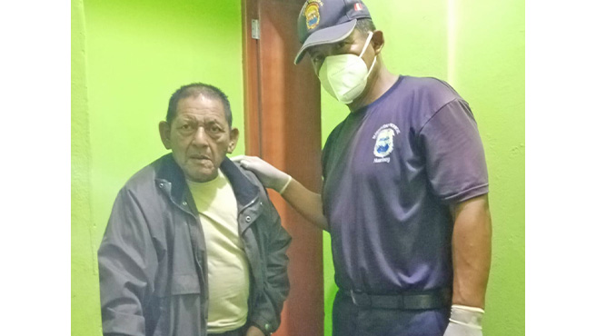 Policías municipales dignifican la vida de indigentes en Huarmey