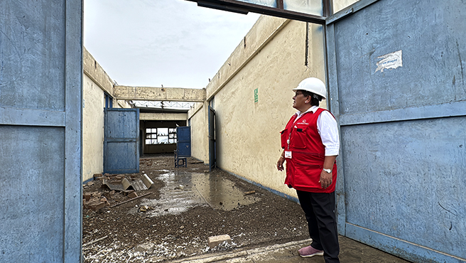 Lima Provincias.– La Contraloría General de la República, por medio del Operativo Educación 2025 que supervisó a una muestra de 30 instituciones educativas públicas de la región, detectó deficiencias como aulas con paredes y techos en riesgo de colapso, falta de mobiliario, escasez de docentes y carencia de servicios básicos, lo que compromete el inicio del año escolar 2025. Además, el operativo de control confirmó la ausencia de directores y personal administrativo, falta de psicólogos y la inexistencia de registros sobre casos de violencia escolar.
