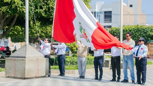 Ceremonia dominical de izamiento de banderas en la provincia de Huarmey