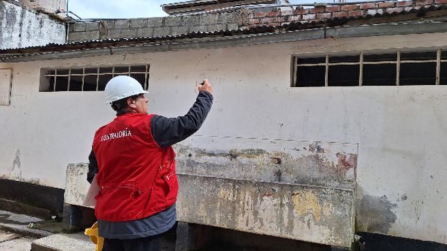 Pasco.- La Contraloría General de la República, en el marco del “Operativo Educación 2025”, advirtió deficiencias en la infraestructura de instituciones educativas (IIEE) de la región, así como la falta de mobiliario en aulas y otras situaciones adversas que ponen en riesgo la salud e integridad de la comunidad educativa en el presente año escolar.