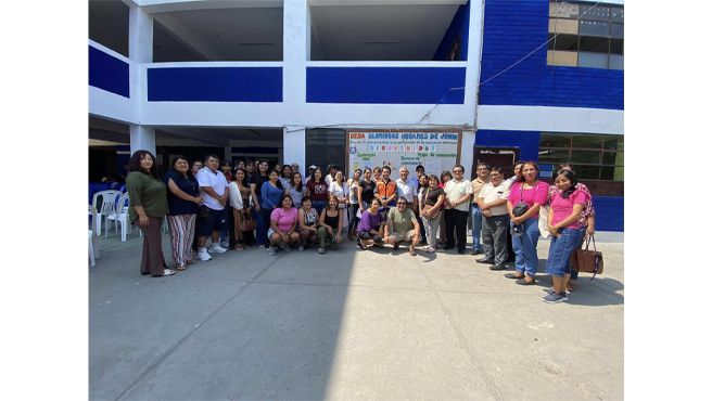 En esta oportunidad los docentes de la Institución Educativa Glorioso Húsares de Junín, escucharon atentos cada indicación que les brindó el personal capacitado, con el objetivo de transmitir a sus alumnos las medidas a tomar ante un posible sismo.
