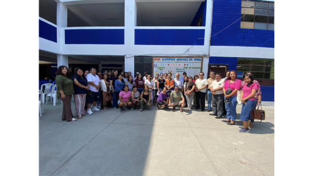 En esta oportunidad los docentes de la Institución Educativa Glorioso Húsares de Junín, escucharon atentos cada indicación que les brindó el personal capacitado, con el objetivo de transmitir a sus alumnos las medidas a tomar ante un posible sismo.