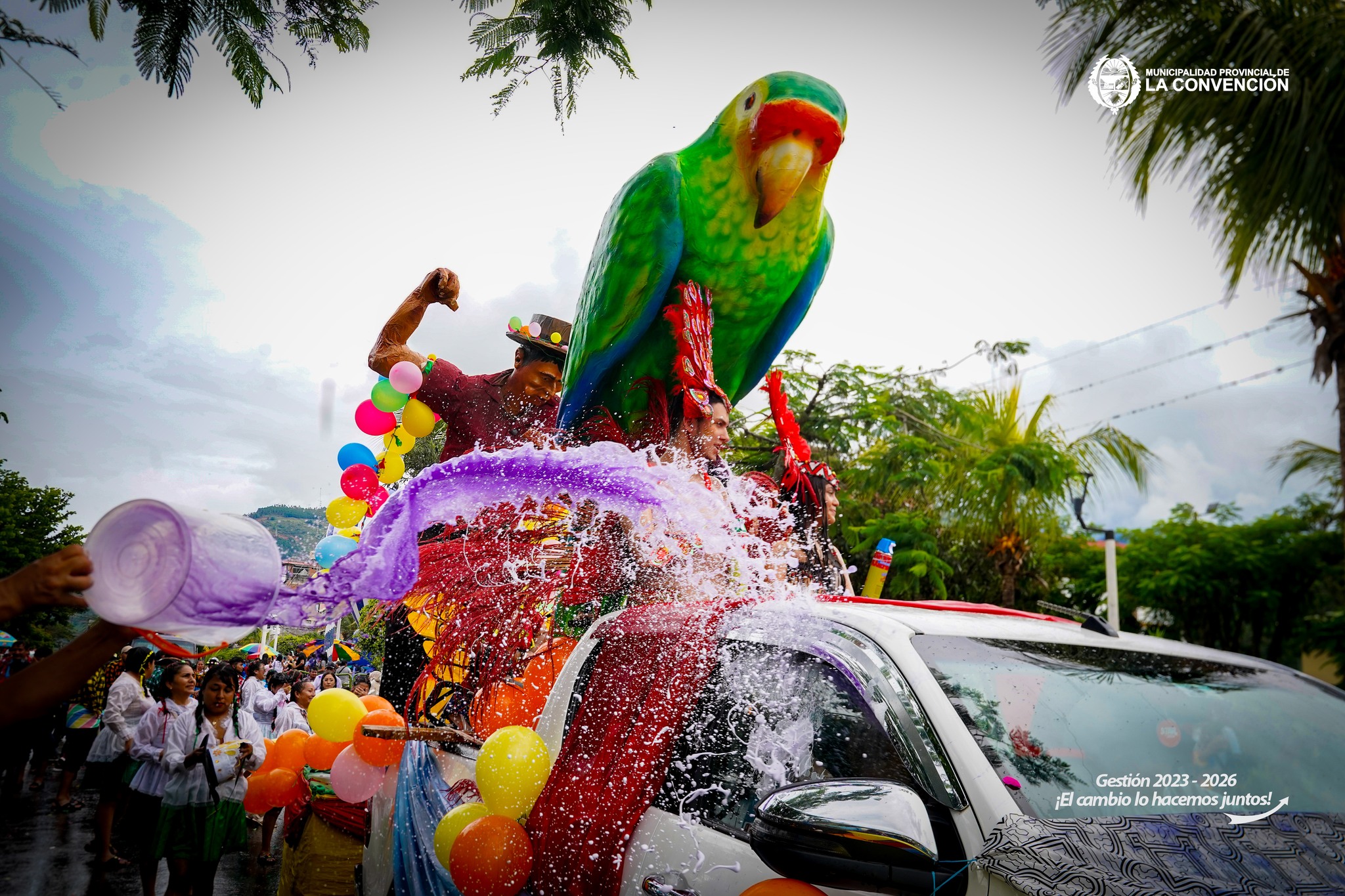 Miles de personas disfrutaron del apoteósico desfile de carros alegóricos y comparsas del incomparable Carnaval Convenciano