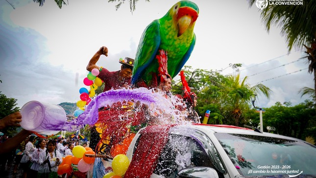 Miles de personas disfrutaron del apoteósico desfile de carros alegóricos y comparsas del incomparable Carnaval Convenciano