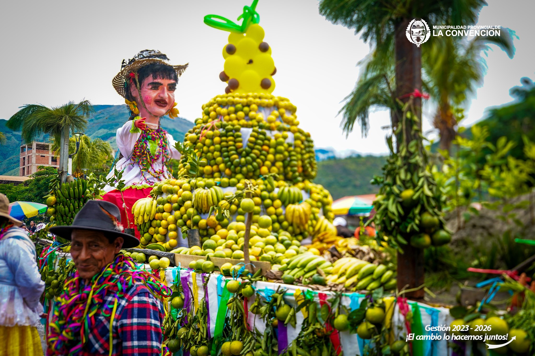 Miles de personas disfrutaron del apoteósico desfile de carros alegóricos y comparsas del incomparable Carnaval Convenciano