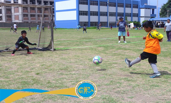Encuentro deportivo entre la academia Formando Campeones y el equipo de fútbol de la Universidad Nacional José Faustino Sánchez Carrión.