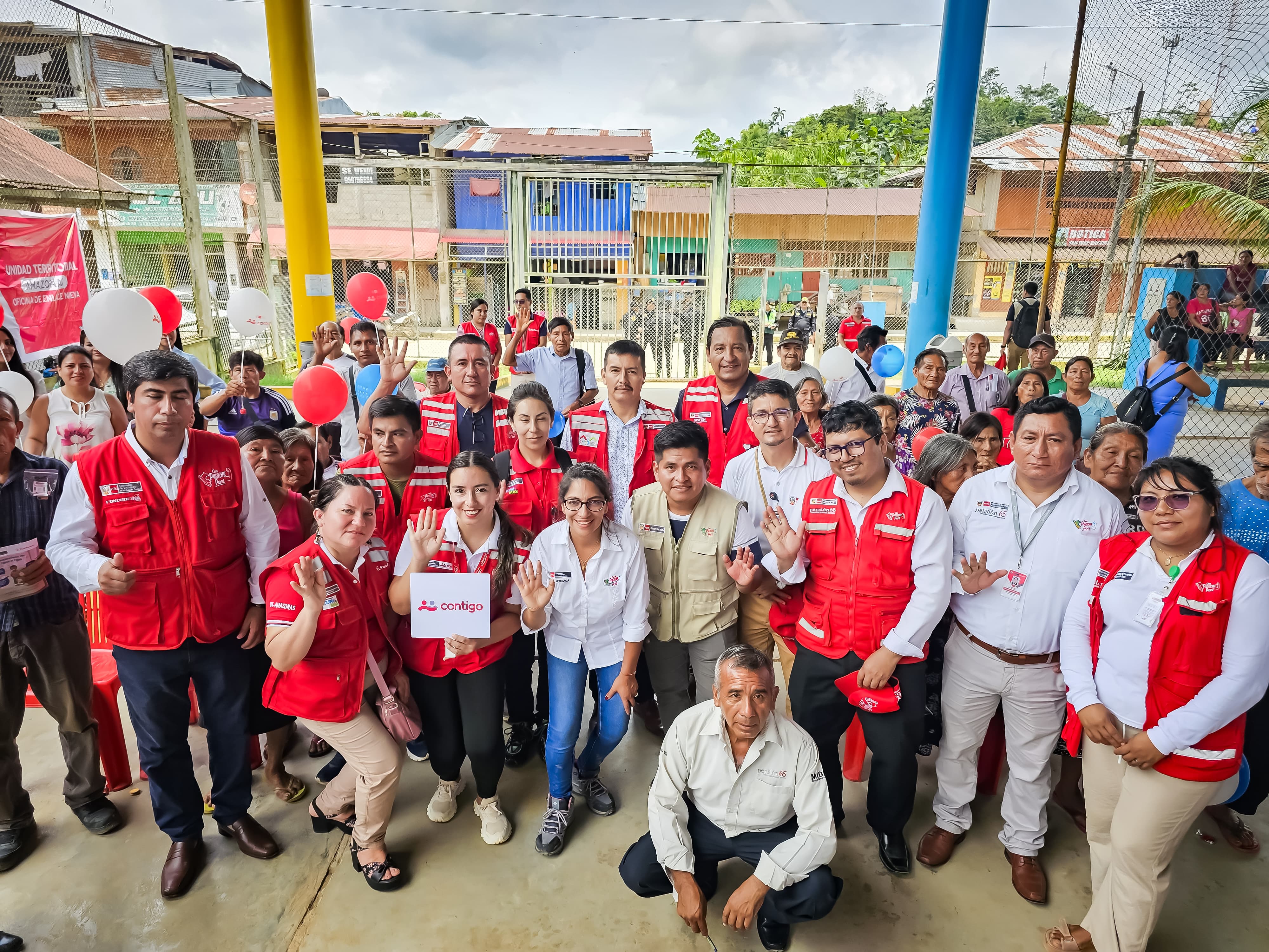 Foto grupal de la Ministra con los programas participantes
