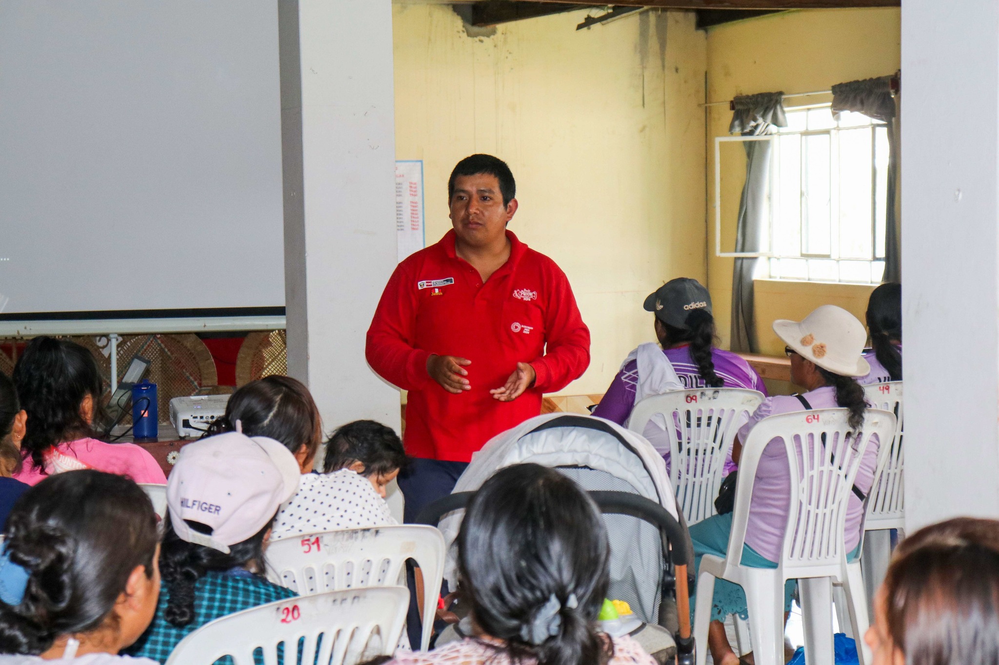 Brindan charla informativa a madres del programa social Juntos
