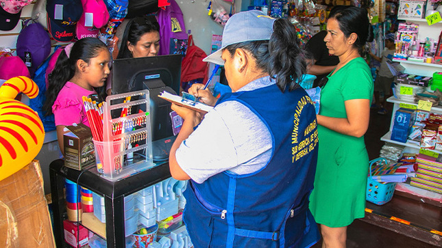 Municipalidad fiscaliza comercio de útiles escolares en Huarmey para garantizar calidad de los productos.