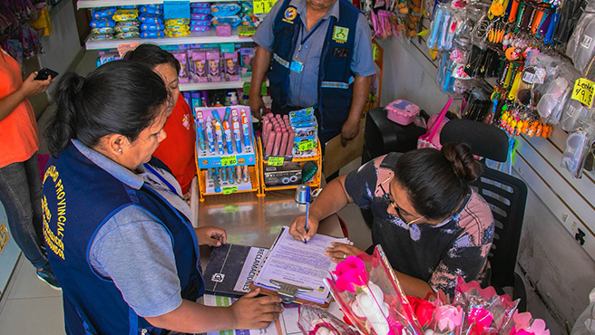 Municipalidad fiscaliza comercio de útiles escolares en Huarmey para garantizar calidad de los productos.