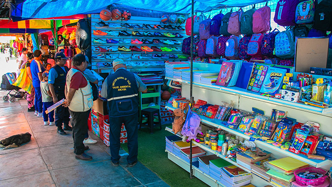 Municipalidad fiscaliza comercio de útiles escolares en Huarmey para garantizar calidad de los productos.