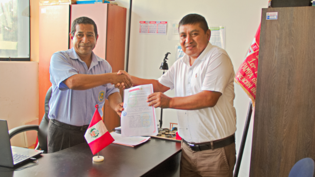 Foto Alcalde Javier Pazo firma convenio con Instituto tecnológico de Zorritos