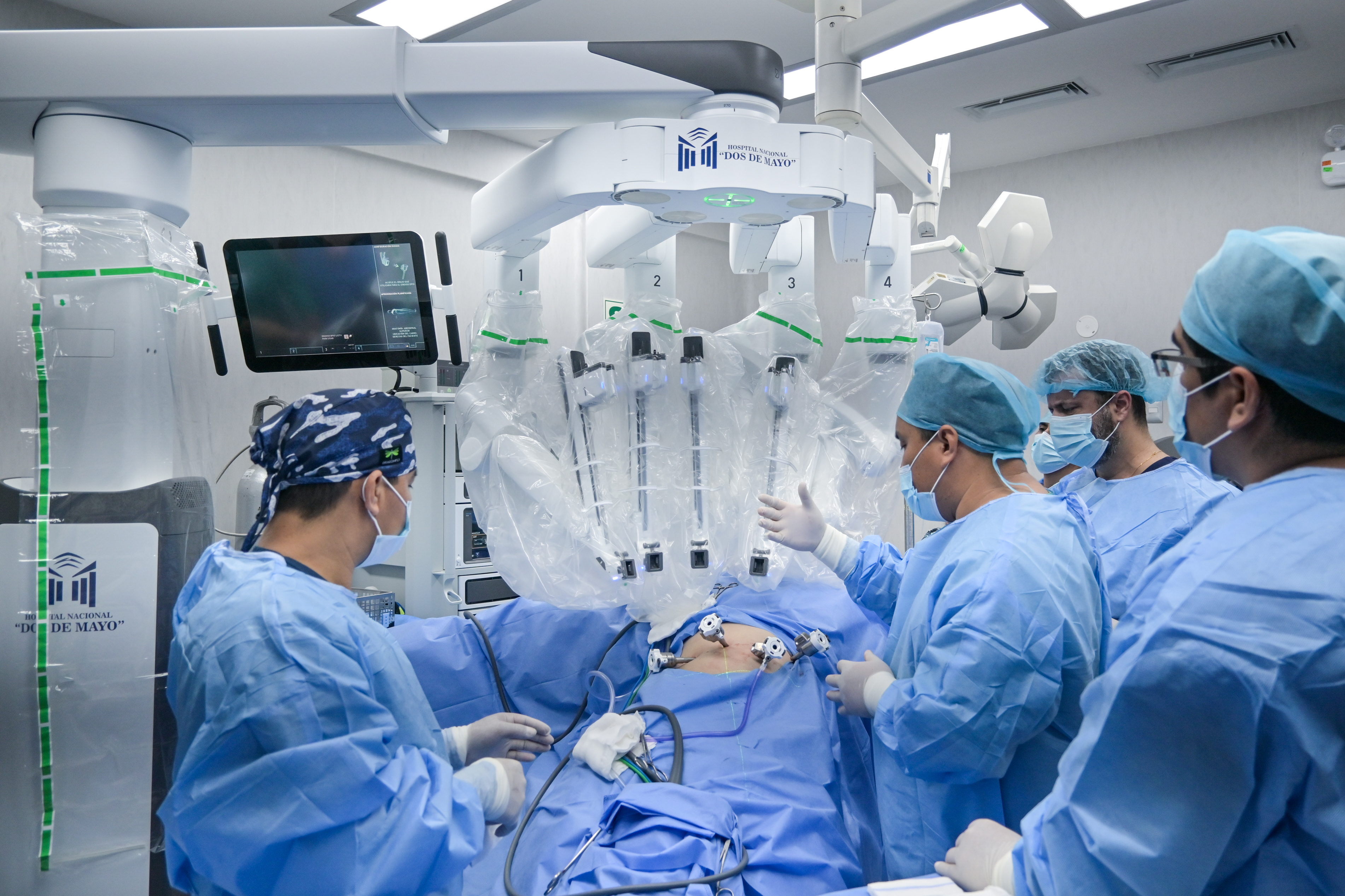 Primer caso en el país: Hospital Dos de Mayo realiza exitosa cirugía robótica para tratar cáncer de recto