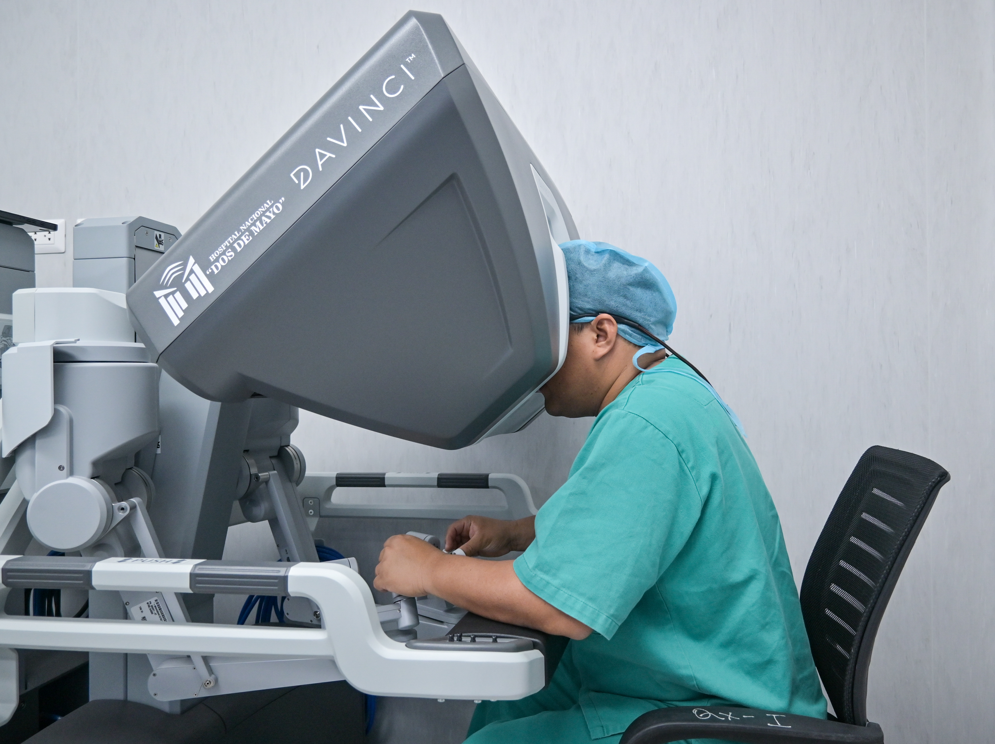 Primer caso en el país: Hospital Dos de Mayo realiza exitosa cirugía robótica para tratar cáncer de recto