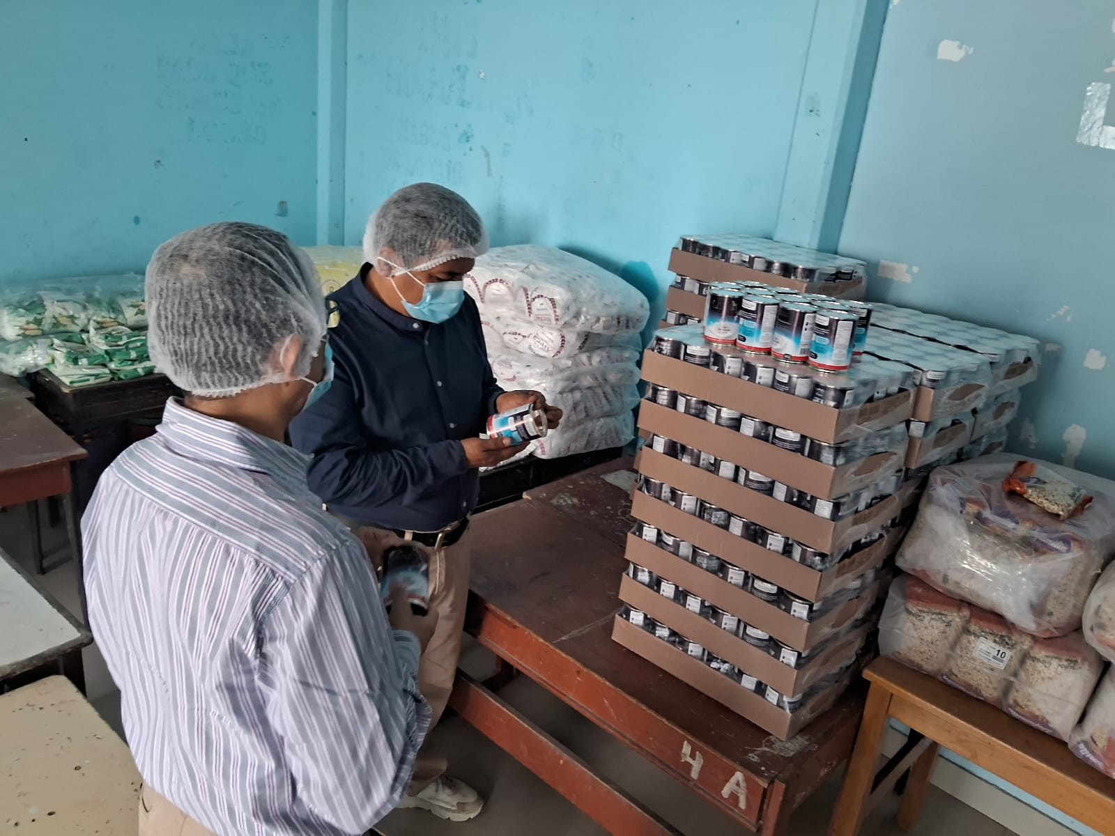 El Ministerio de Desarrollo e Inclusión Social (Midis), a través del Programa Nacional de Alimentación Escolar Comunitaria Wasi Mikuna (Comida de Casa), verificó la entrega y recepción de los alimentos a las instituciones educativas de la región Piura, cuya distribución inició el pasado 28 de febrero, con el fin de garantizar la cadena de inocuidad de los alimentos que serán consumidos por los escolares. 

Al respecto, el jefe de la Unidad Territorial de Piura, Yoshio Granda Távara, realizó una visita inopinada a la institución educativa Capitán FAP Abelardo Quiñones, ubicada en el distrito de Castilla, donde el programa entregó alimentos destinados a los desayunos escolares de 690 alumnos de primaria y 86 de inicial.

En el lugar, se inspeccionó las condiciones de higiene del vehículo donde se trasladó los alimentos, así como las condiciones del almacén, la cantidad de los productos y marca de los alimentos que fueron recepcionados por el director de la institución educativa. 

Antes de la distribución de los comestibles a los centros educativos, el programa realiza la verificación documentaria de los alimentos y la evaluación física y organoléptica (olor, color, sabor y textura) de los alimentos, a cargo de los supervisores de plantas y almacenes, del programa especializado en este tipo de evaluaciones.

Entre los alimentos recepcionados por los Comités de Alimentación Escolar (CAE), integrados por padres, docentes y directores, se encuentran productos como arroz, fideos, aceite vegetal, azúcar, harina extruida de maíz, harina de plátano, avena con kiwicha, avena con quinua, conserva de pavita, conserva de pollo, conserva de pescado en aceite vegetal, frijol, galleta con kiwicha, entre otros.

En Piura, el programa entrega alimentos en la modalidad productos para 330 000 escolares que estudian en 2623 instituciones educativas de inicial, 1972 de primaria y 135 del nivel secundaria, con jornada escolar completa.
