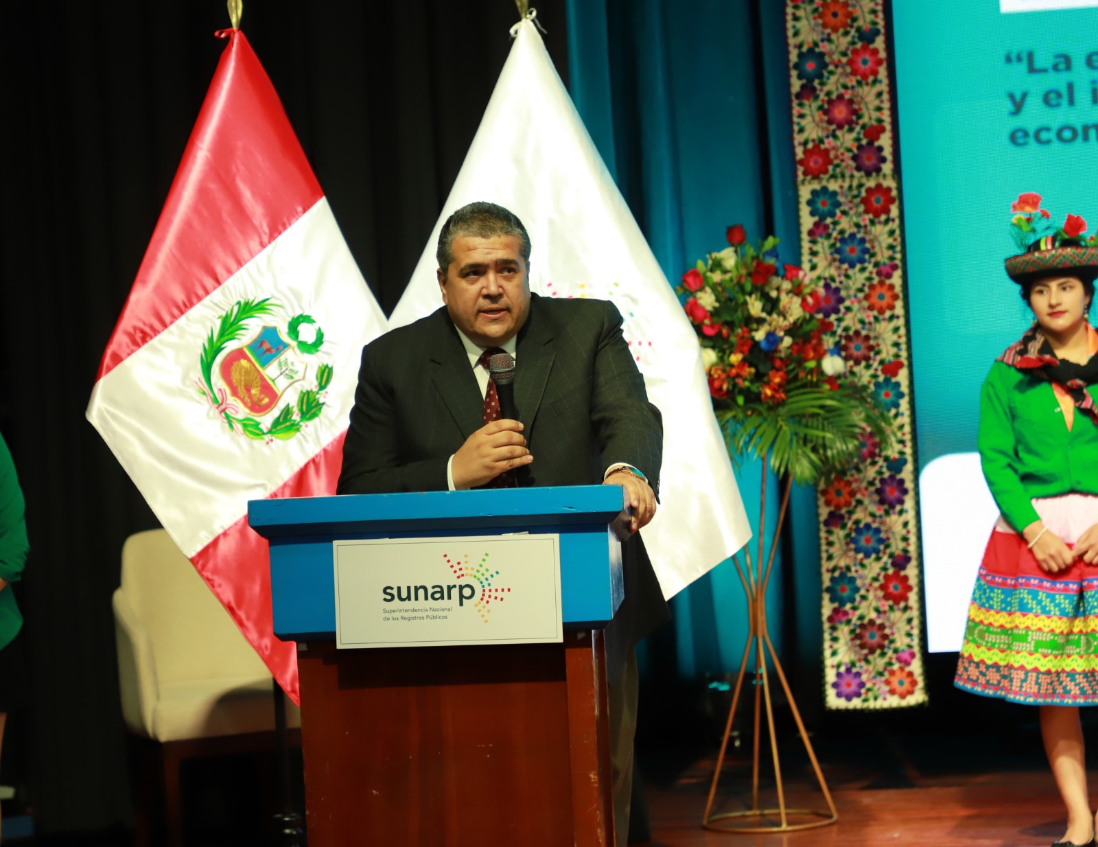 Foto de Superintendente nacional de los registros públicos da palabras inaugurales en reunión con especialistas registrales en región Ayacucho