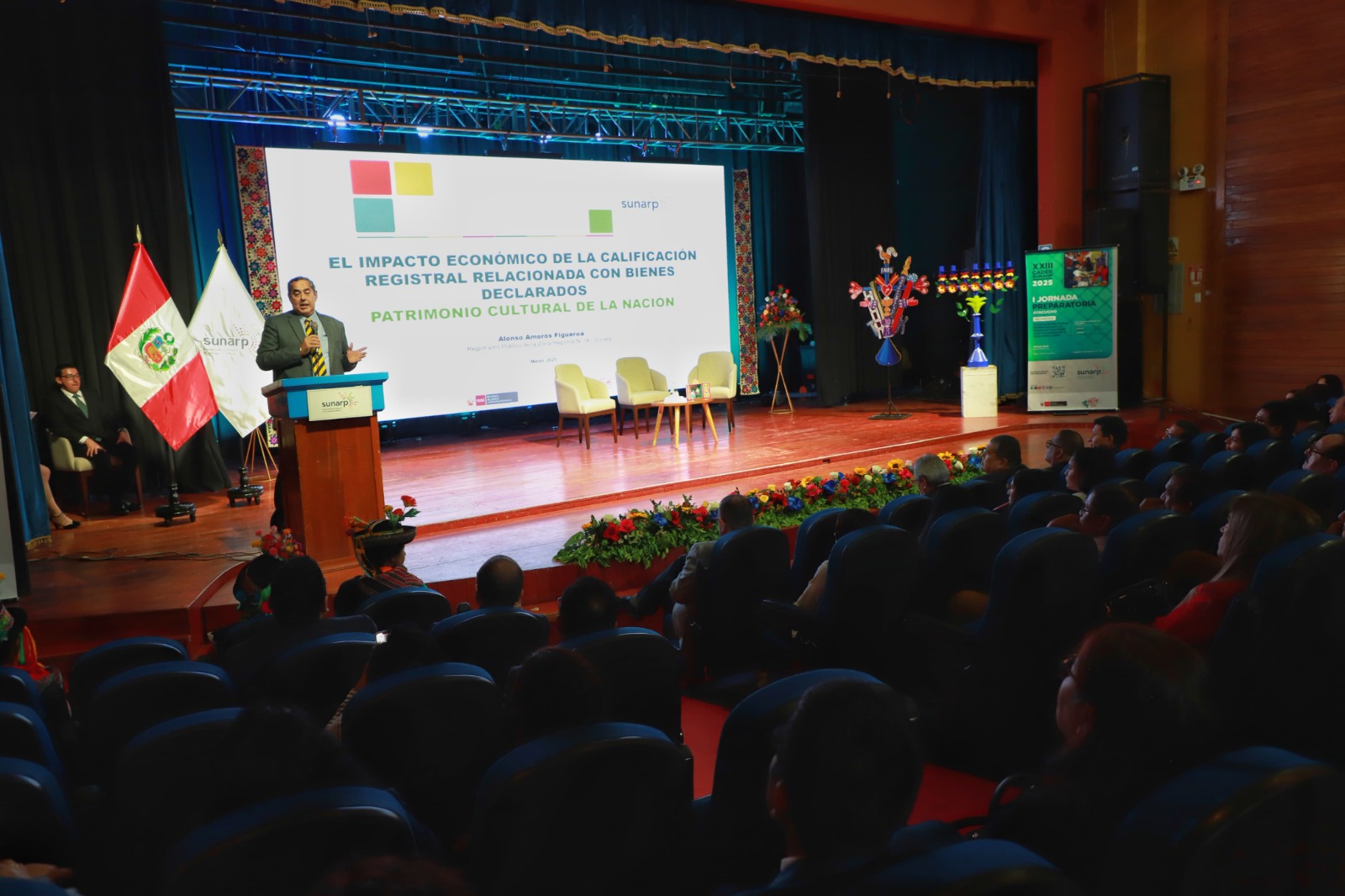 Foto de Superintendente nacional de los registros públicos da palabras inaugurales en reunión con especialistas registrales en región Ayacucho