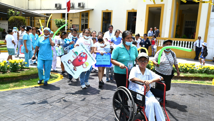 El Dr. Carlos Urbano, felicitó al Dr. Mario Encinas, jefe del Servicio de Nefrología, por el trabajo en equipo que lidera.