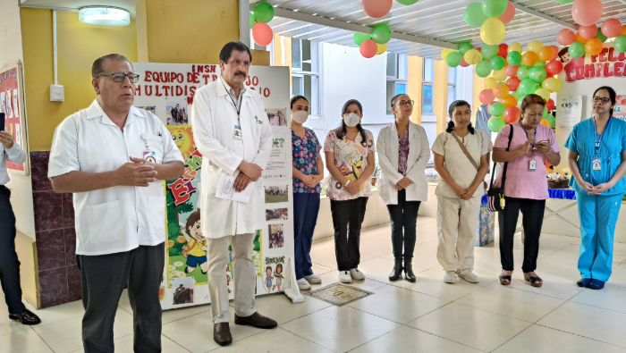El Dr. Carlos Urbano, felicitó al Dr. Mario Encinas, jefe del Servicio de Nefrología, por el trabajo en equipo que lidera