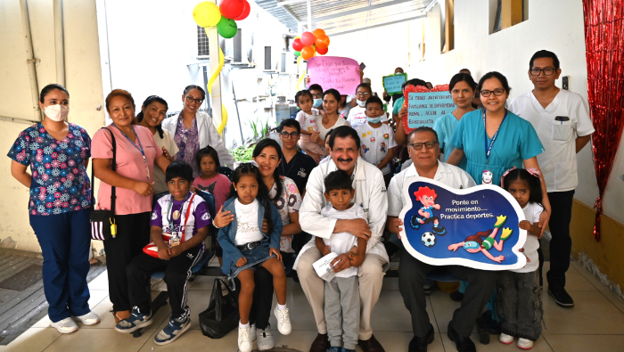 El Dr. Carlos Urbano, felicitó al Dr. Mario Encinas, jefe del Servicio de Nefrología, por el trabajo en equipo que lidera