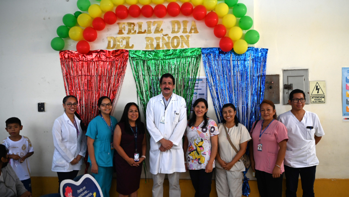 El Dr. Carlos Urbano, felicitó al Dr. Mario Encinas, jefe del Servicio de Nefrología, por el trabajo en equipo que lidera