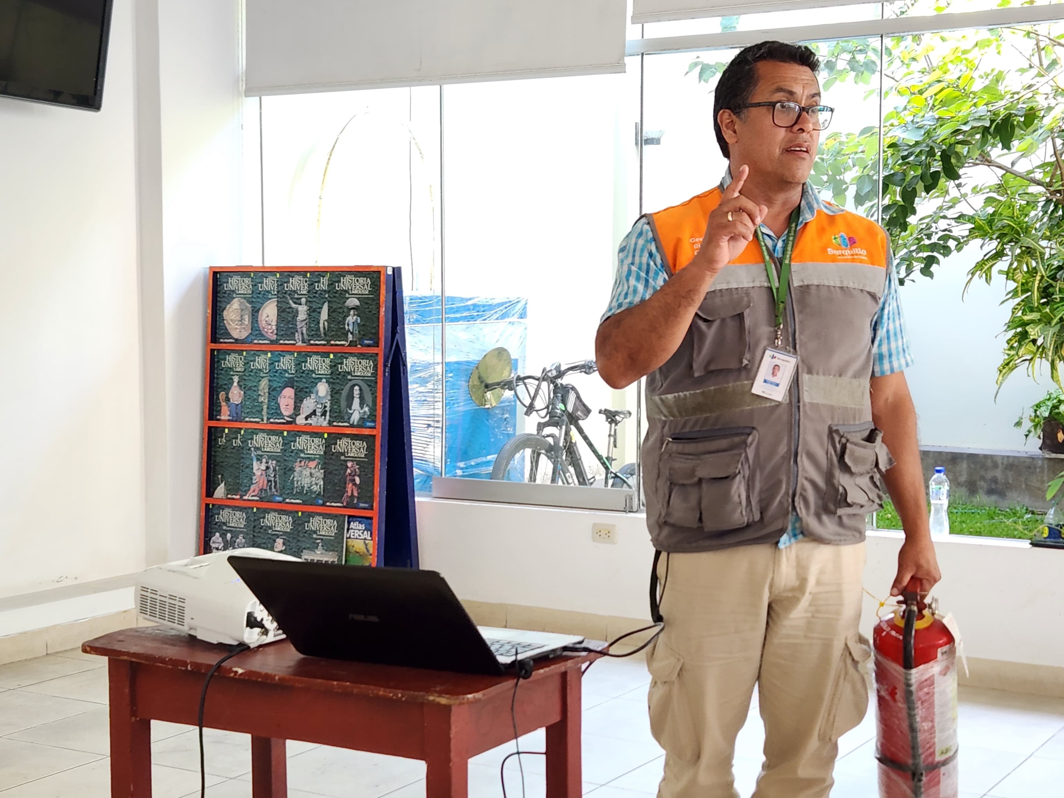 Capacitan a adultos mayores sobre cómo actuar frente a casos de incendio