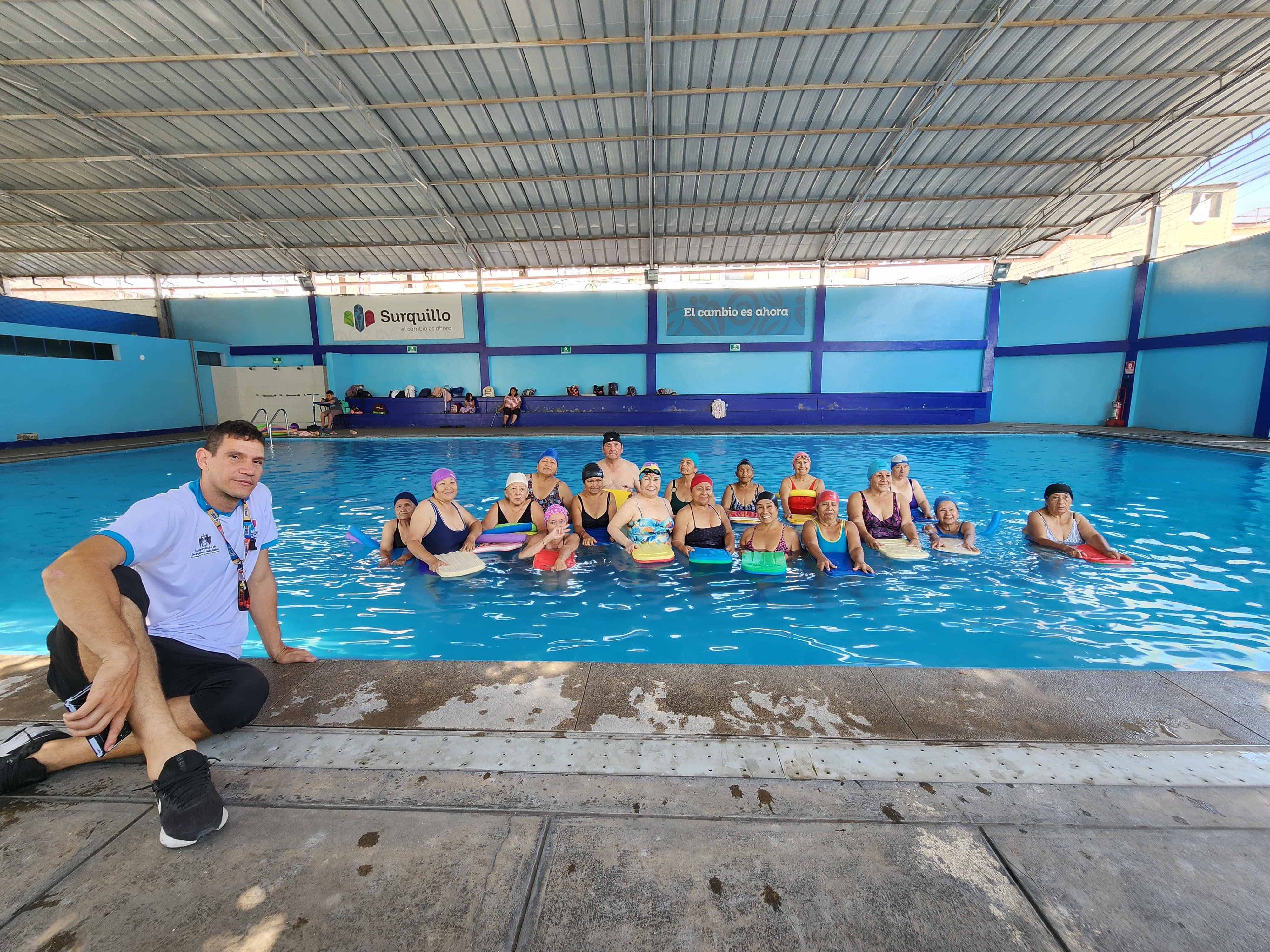 Taller de natación para adultos mayores es un éxito en Surquillo
