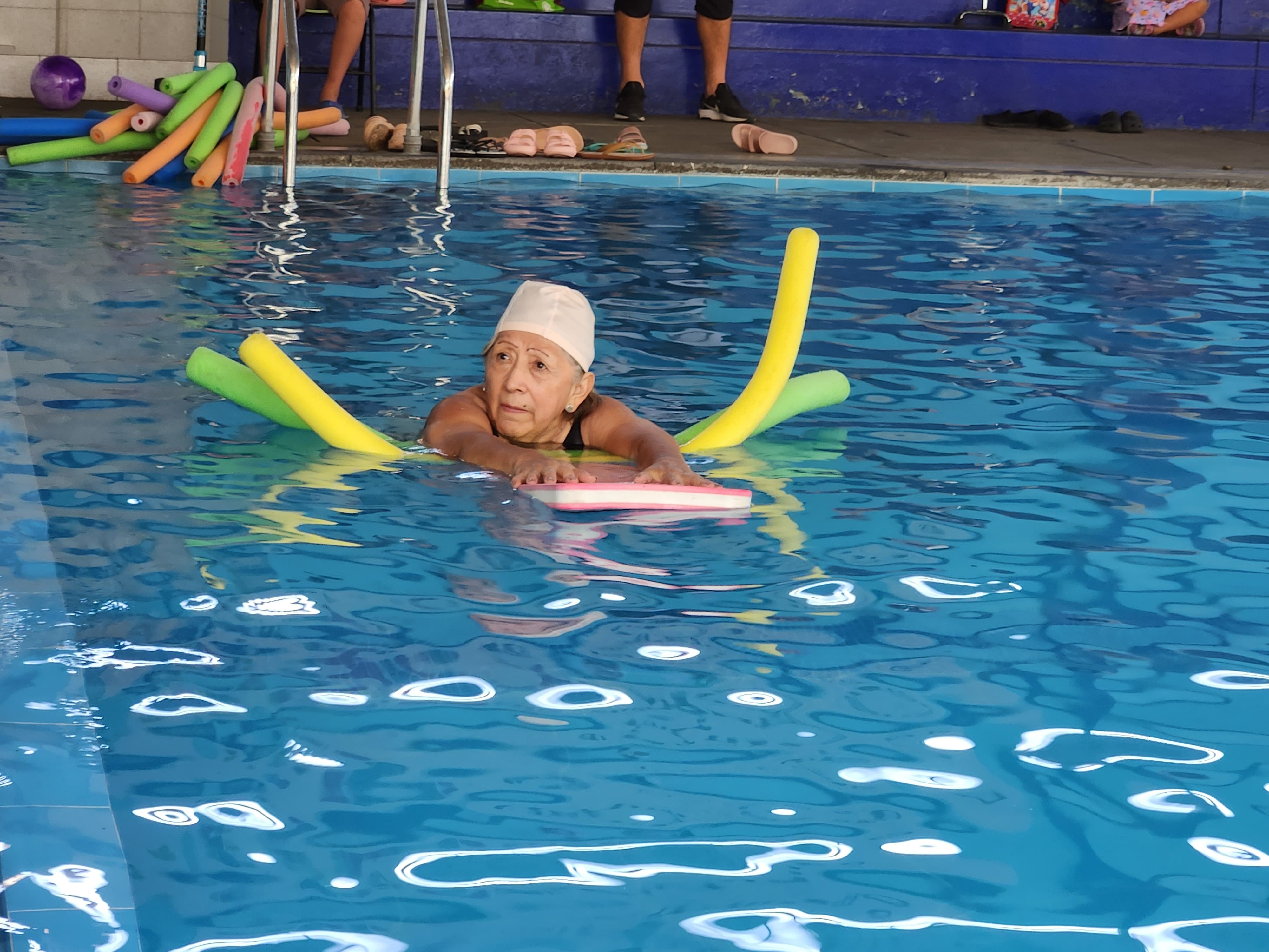 Taller de natación para adultos mayores es un éxito en Surquillo