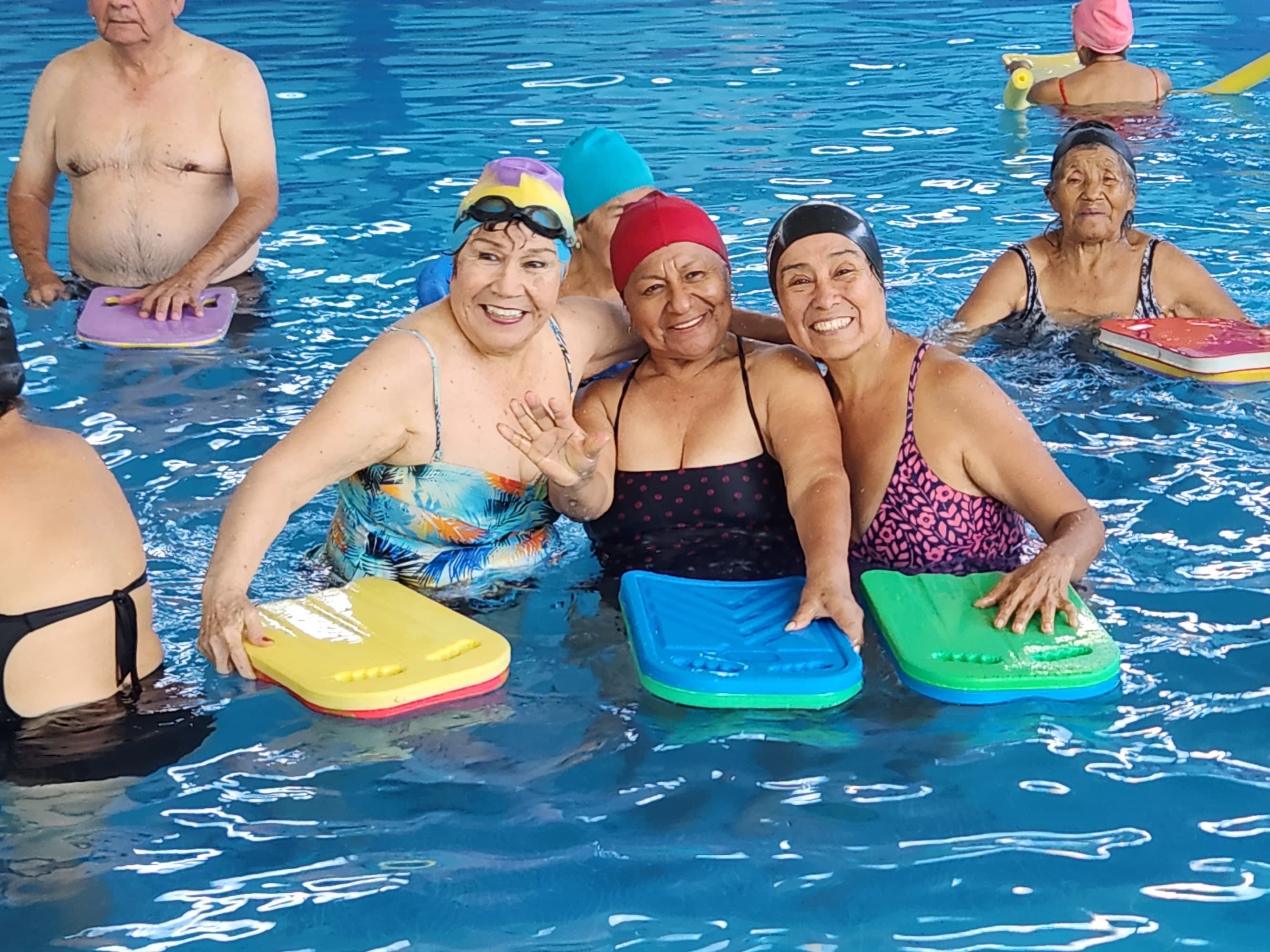 Taller de natación para adultos mayores es un éxito en Surquillo
