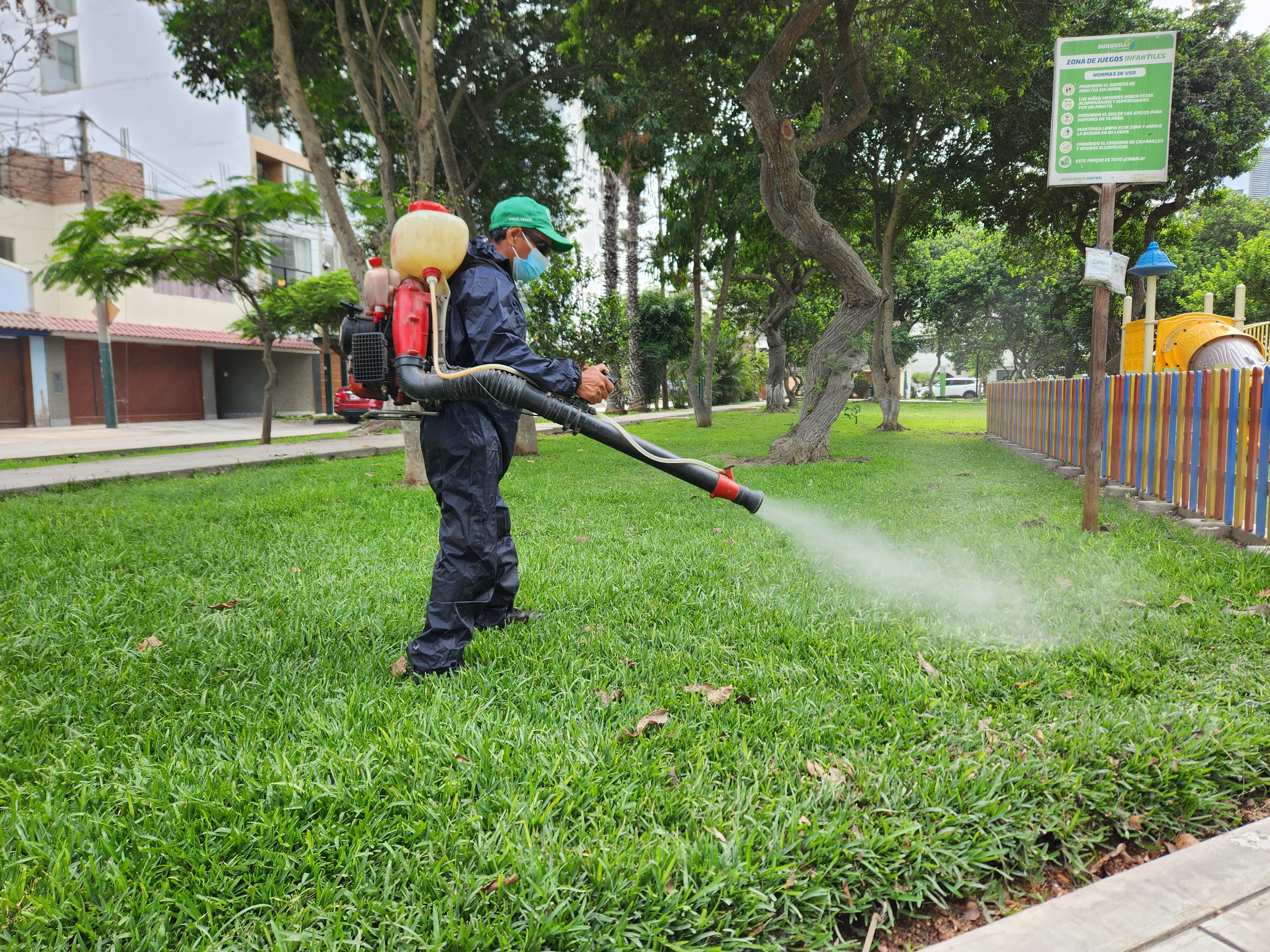 Municipalidad de Surquillo realiza fumigación de parque para evitar presencia de plagas