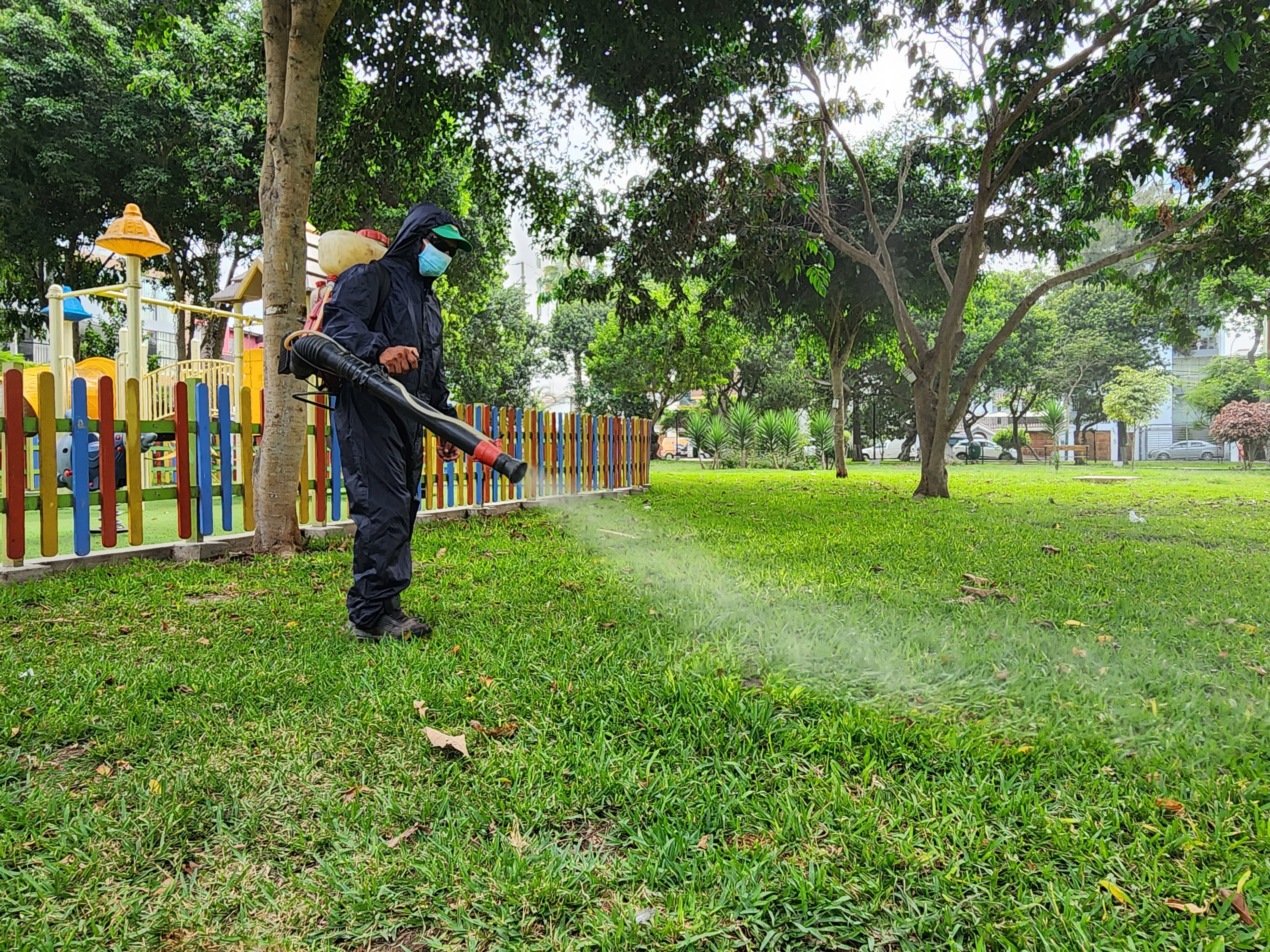 Municipalidad de Surquillo realiza fumigación de parque para evitar presencia de plagas
