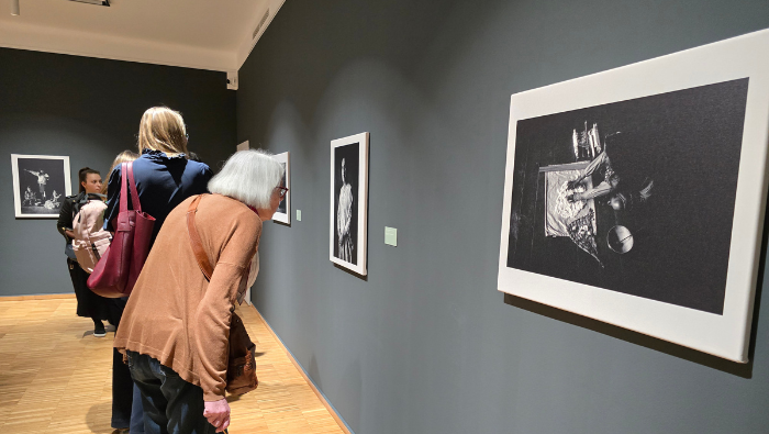 Embajada del Perú en Polonia inaugura muestra fotográfica “Shipibo-Konibo: Retratos de mi Sangre”