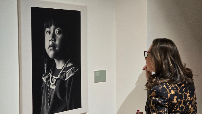 Embajada del Perú en Polonia inaugura muestra fotográfica “Shipibo-Konibo: Retratos de mi Sangre”