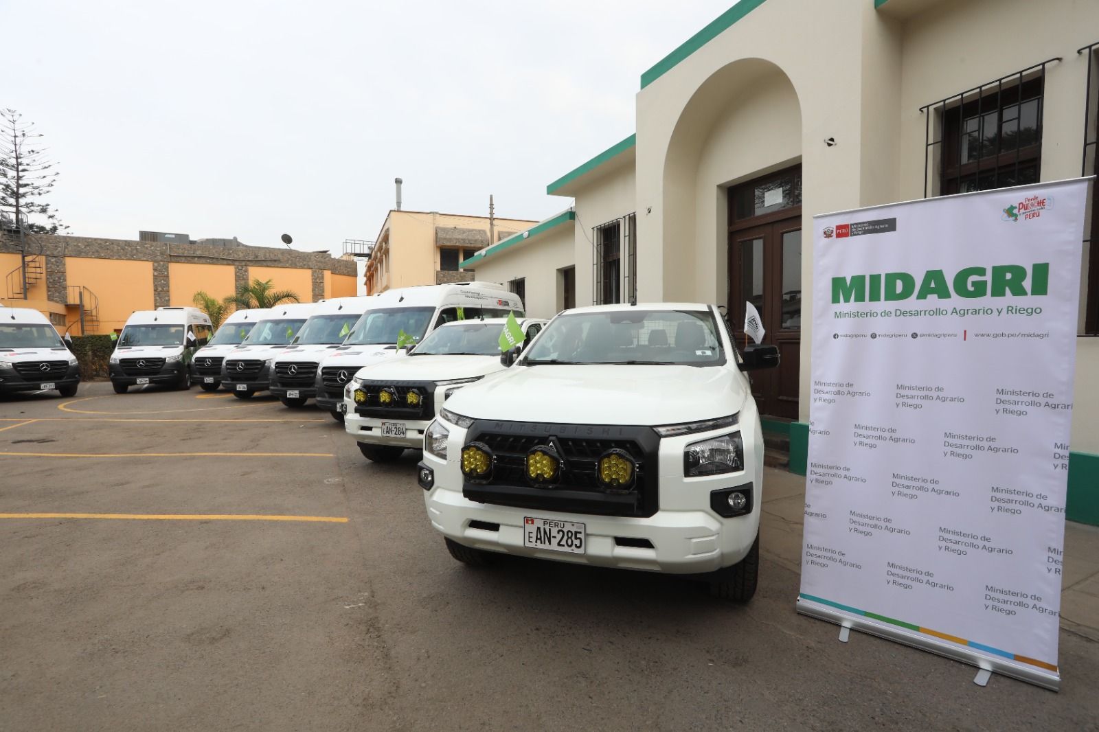 Gobierno fortalece servicios de investigación y transferencia de tecnología agraria con entrega de moderna flota vehicular