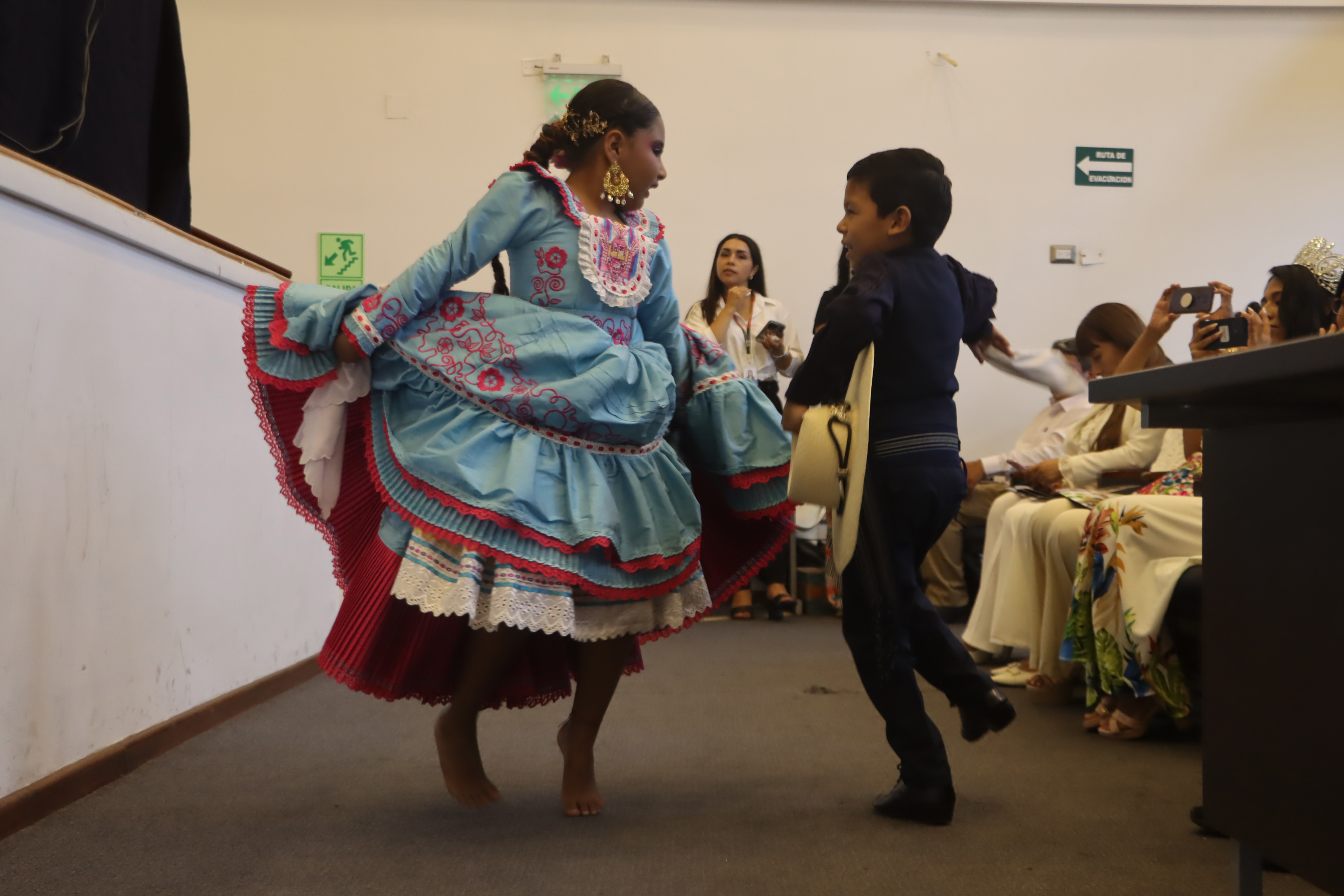 Niños bailando marinera