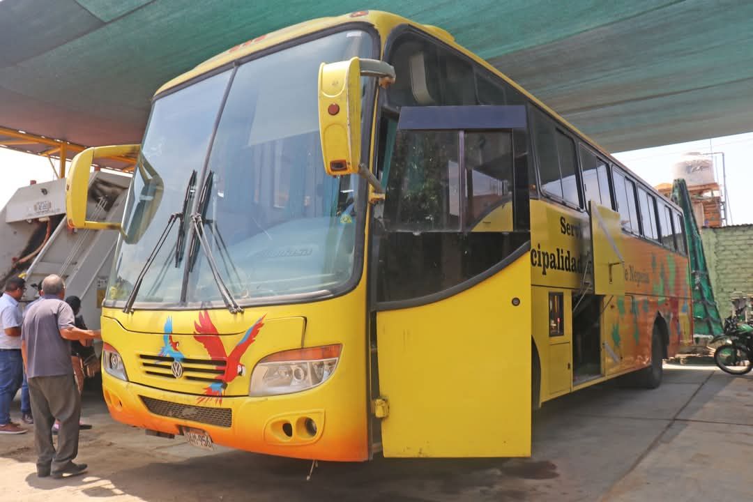 Foto de archivo del bus escolar